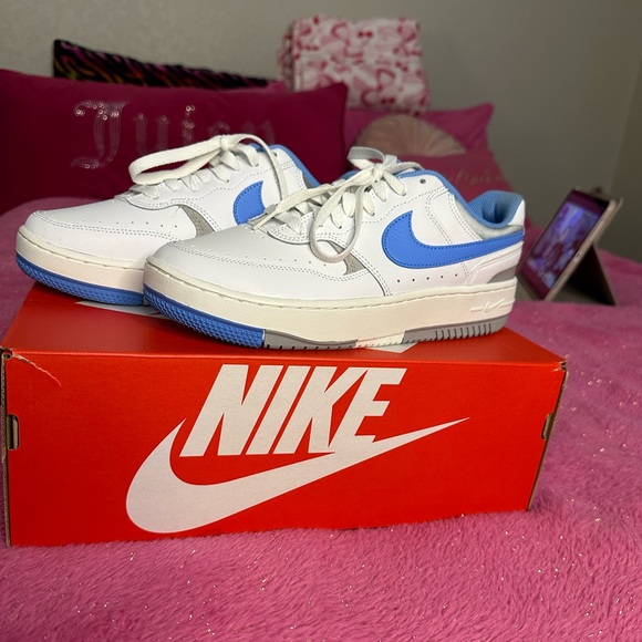 Nikes 💙 - Picture 3 of 5